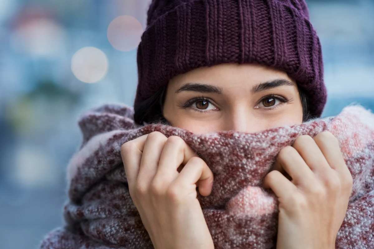 Donna al freddo con sciarpa e cappello