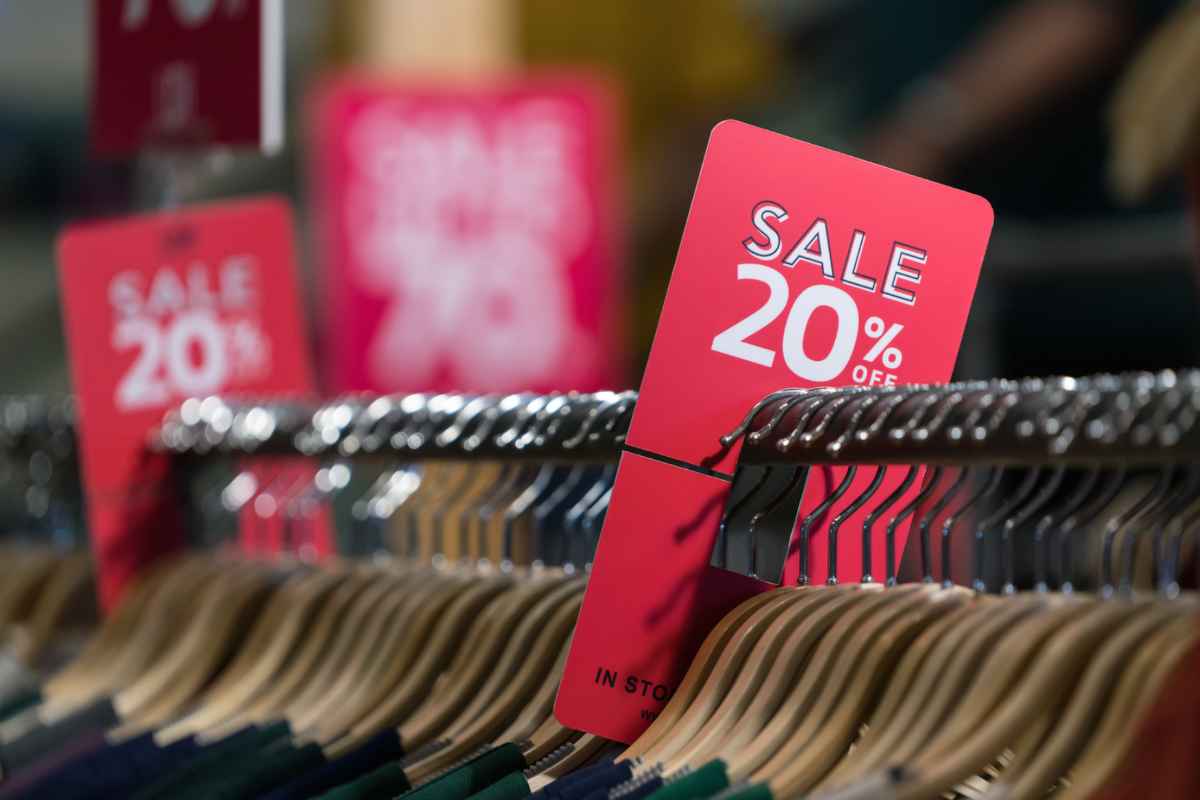 Cartelli con saldi 20% su stampelle