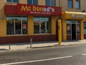 Scena da Far West a Barletta: Ordinano al McDonald's in Sella a Cavalli, il Video Diventa Virale